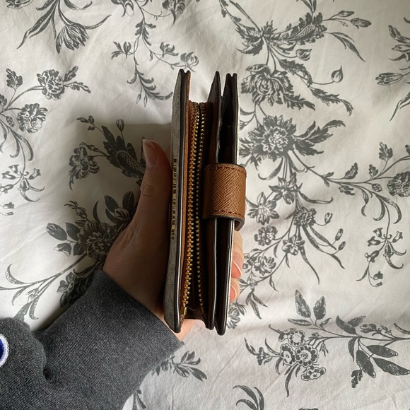 Michael Kors Signature Logo Wallet - Picture 3 of 5